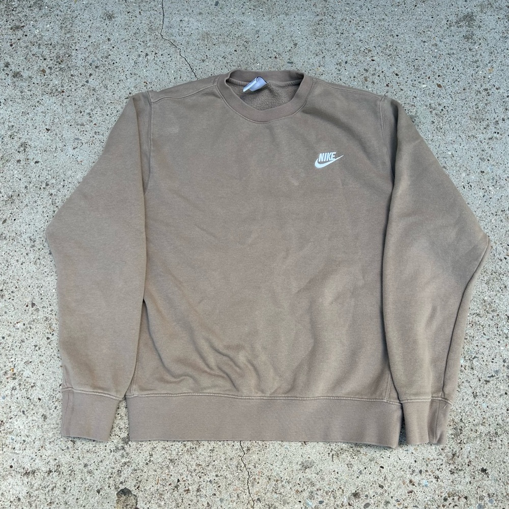 Nike Women’s Club Fleece Crewneck Hi Lo Logo Sweatshirt Size M Beige CZ2523-140
